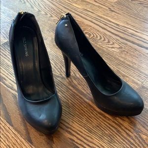 Black Pump with gold zip back